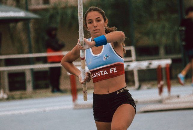 La juvenil santafesina Luciana G&oacute;mez Iriondo es la nueva campeona argentina en la prueba de salto con garrocha con un registro de 3.90.