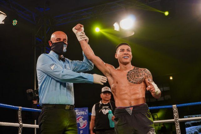 Brazos en alto para el púgil de la ciudad de Santa Fe, tras haber derrotado a César Pérez en el tercer asalto.