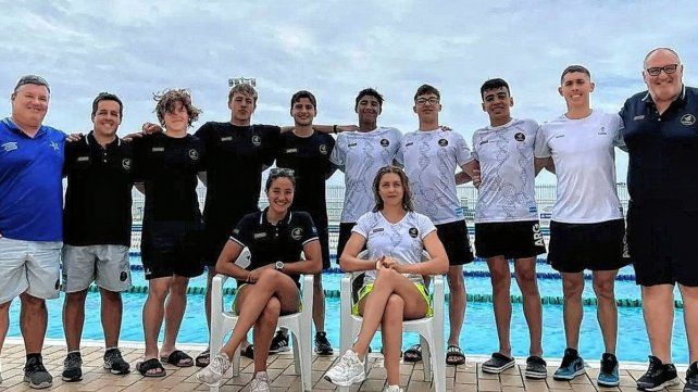 Los entrenadores y nadadores que representaron a la Argentina en la Copa Bahía de aguas abiertas en Brasil.