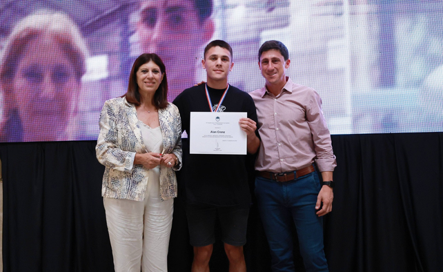 El boxeador del Club Atlético Colón, Alan el Rusito Crenz, recibió su distinción en la legislatura. El boxeador del Club Atlético Colón, Alan el Rusito Crenz, recibió su distinción en la legislatura.