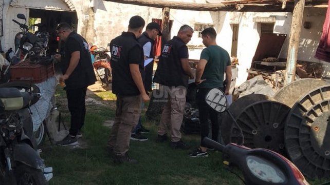 El allanamiento en el taller de motos de barrio Roma. 