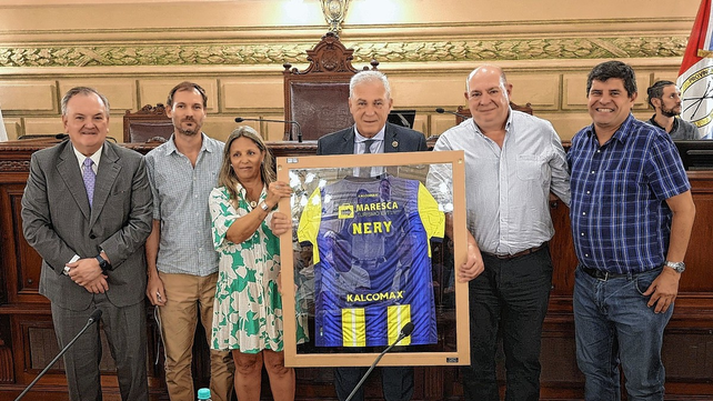Autoridades del Club N&aacute;utico El Quill&aacute;, le hicieron una entrega especial al ex arquero campe&oacute;n del mundo.