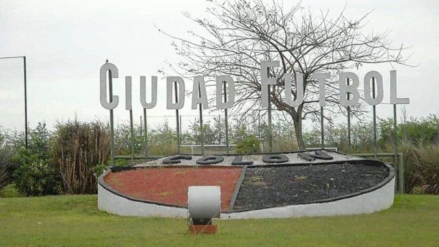 Jos&eacute; Vignatti adelant&oacute; que se viene la construcci&oacute;n de una cancha de c&eacute;sped sint&eacute;tico para las inferiores, algo que sigue de cerca Eduardo Dom&iacute;nguez tambi&eacute;n.