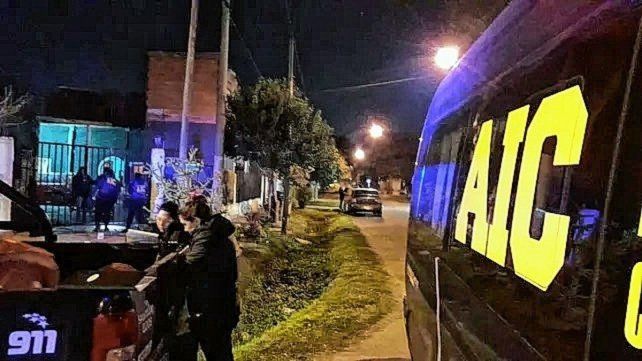 Crimen en barrio Ludueña. La policía trabaja en Bielsa al 6400, donde asesinaron a Julio Sosa, de 59 años.