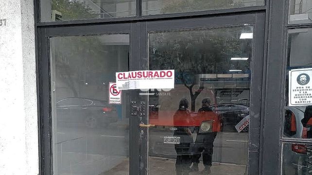 Clausura. La concesionaria baleada a finales del mes de agosto, fue clausurada por no poseer habilitación para la actividad comercial. 