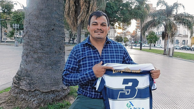 El recuerdo de una de las tantas camisetas que visti&oacute; Beby de Alma Juniors de Esperanza.