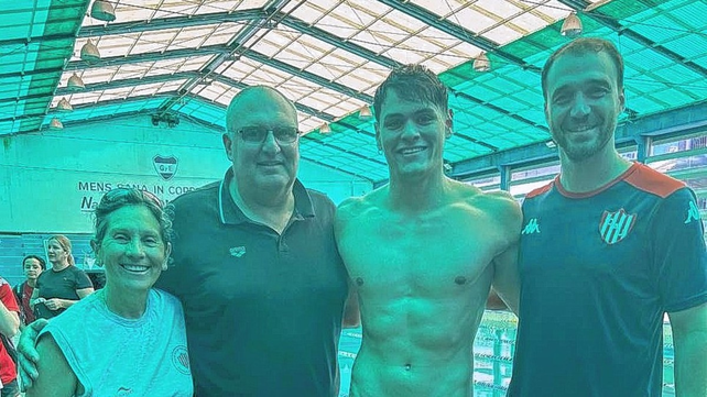 Pata Laur&iacute;a, Adri&aacute;n Tur, el nadador Dante Nicola, y Diego Garbarino, el equipo de entrenadores de Uni&oacute;n.