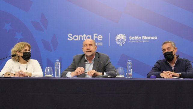 La ministra de Salud Sonia Martorano, el gobernador Omar Perotti y el secretario de Salud Jorge Prieto.