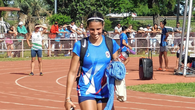 La santafesina Paula G&oacute;mez Iriondo logro imponerse en la prueba de salto con garrocha.