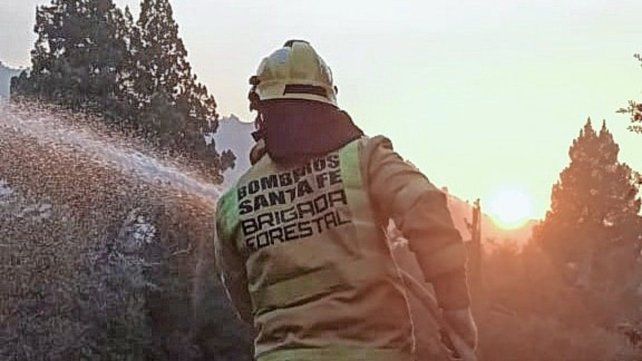 Brigadistas santafesinos combaten los incendios en Neuquén.
