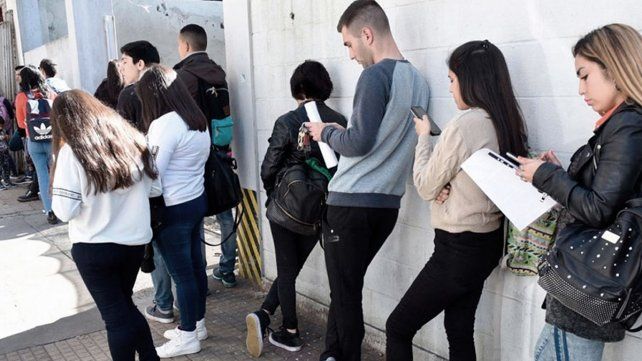 Colas de jóvenes principalmente en busca de un empleo.