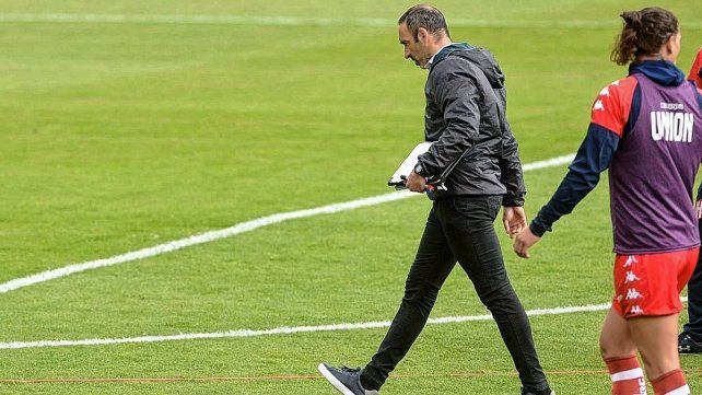Juan Azconzábal saludó solo al plantel antes de irse de Unión. Después, a nadie más. Gentileza: Fotobaires