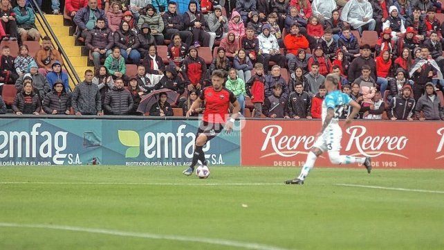 Santiago Pierotti no pudo imponer su velocidad en Col&oacute;n ante Racing.