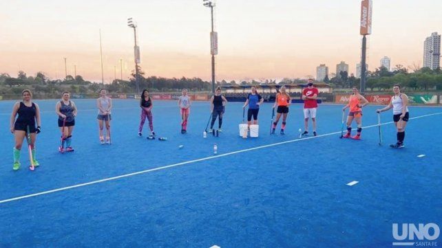 El conjunto amarillo de las Tiburonas trabaja en el sintético de agua del lago del Parque del Sur cumpliendo con los protocolos.