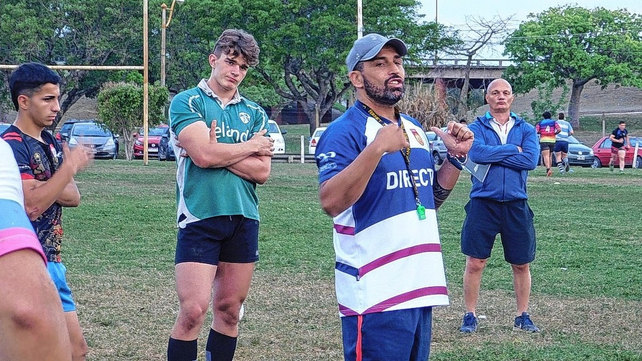 El head coach del seleccionado santafesino Martín Valentinuzzi dirigiendo uno de los entrenamientos en Querandí RC.