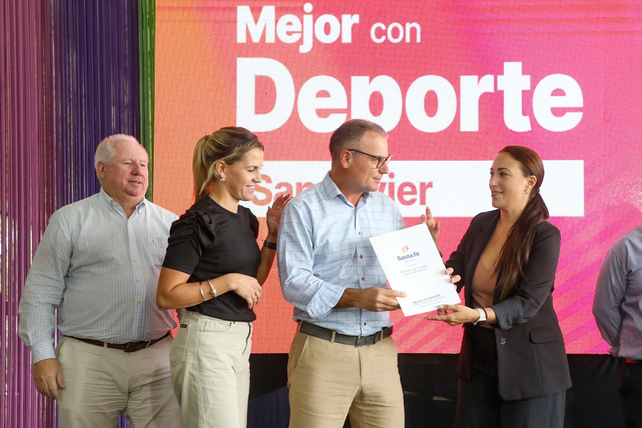La secretaria de deportes, Flavia Padín, y el Vasco Alurralde, en el acto de entrega realizada en la capital provincial.