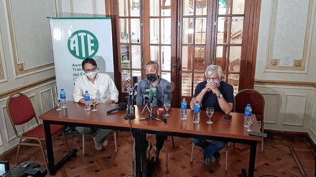 El secretario de Salud Jorge Prieto junto a las autoridades de ATE, en ele nuevo vacunatorio. 