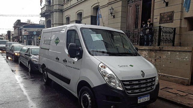 Los empleados de casa fúnebres de la ciudad de Santa Fe se manifestaron frente a ministerio de Salud para pedir ser vacunados.