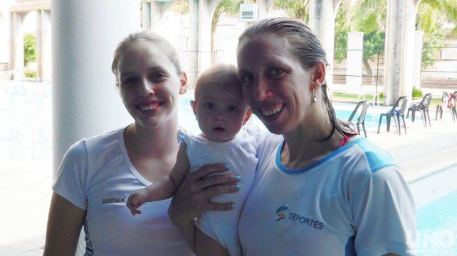 Celeste junto a sus hijas; Candela Giordanino, nadadora de elite, y Paula de casi 6 meses de vida.