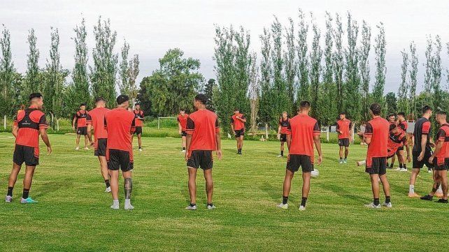 Luego de la pr&aacute;ctica, dos jugadores de Col&oacute;n hablar&aacute;n de cara al duelo contra Aldosivi.