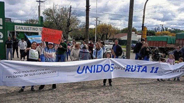 Abrazo simbólico a la Ruta Nacional 11, reclamando por su pésimo estado. Abrazo simbólico a la Ruta Nacional 11, reclamando por su pésimo estado.