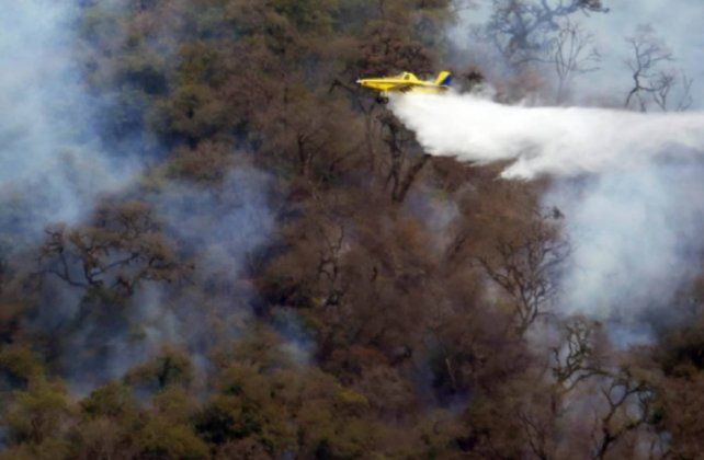 Tucum&aacute;n. Empresas agroa&eacute;reas controlaron incendios en el Cerro San Javier