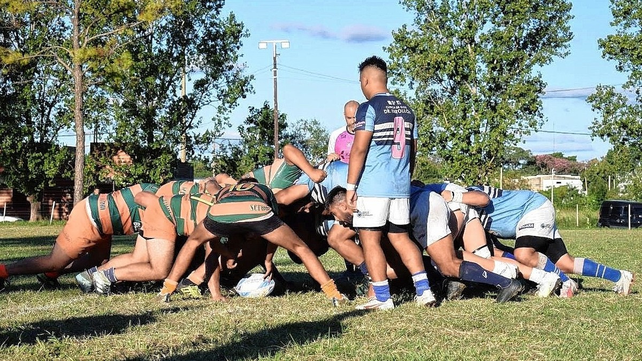 El &aacute;rbitro Leonardo Del R&iacute;o observa atentamente la conformaci&oacute;n del scrum en el cotejo disputado en el Parque Ren&eacute; Favaloro.
