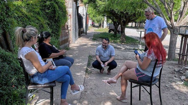Maximiliano Puigpinos, candidato de Vida y Familia para el Concejo Municipal durante las recorridas por los barrios.&nbsp;&nbsp;