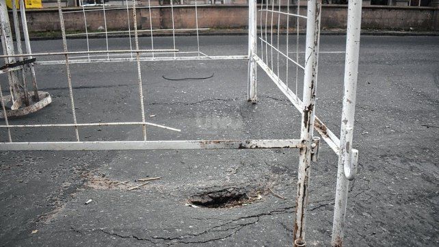 Hundimiento en Bulevar Gálvez frente a la Estación Belgrano.