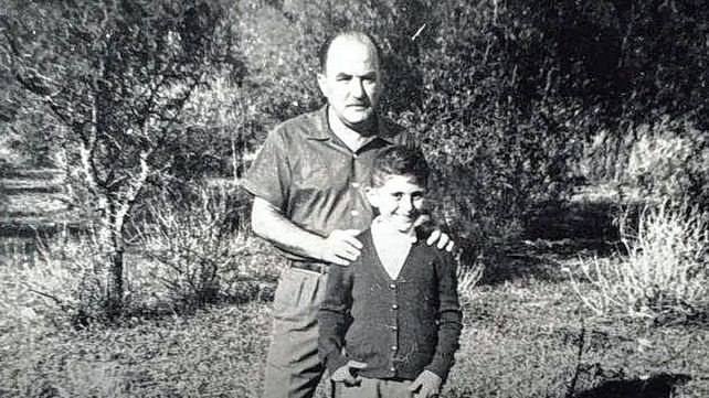Roberto Miguel junto a su padre durante una infancia que se desplegó en la Escuela Alberdi y el parque Urquiza.  
