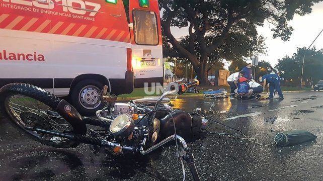 Personal del 107, asistiendo al herido por el derrape en la Costanera de Santa Fe.