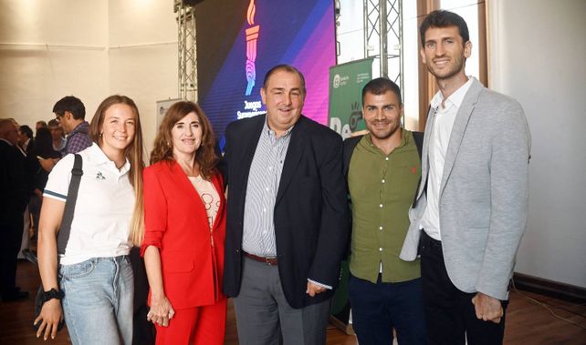  Paulina Contini, Adriana Molina, el intendente Poletti, Rubén Rézola y Germán Chiaraviglio en la Estación Belgrano.