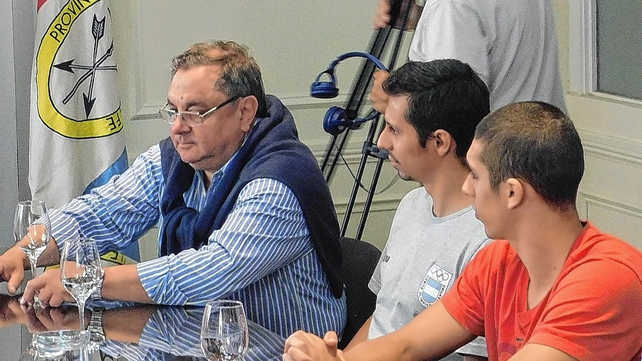 El doctor Marcelo Micocci junto a los nadadores Martín Carrizo y Gian Franco Turco, este último debutante en la más linda del mundo.