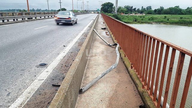 Un auto choco el guardarraíl u tumbó un poste de luz tras un accidente en la ruta Nº 168