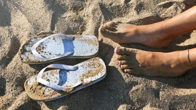Incluir en el bolso un par de calzados livianos y versátiles puede marcar la diferencia.