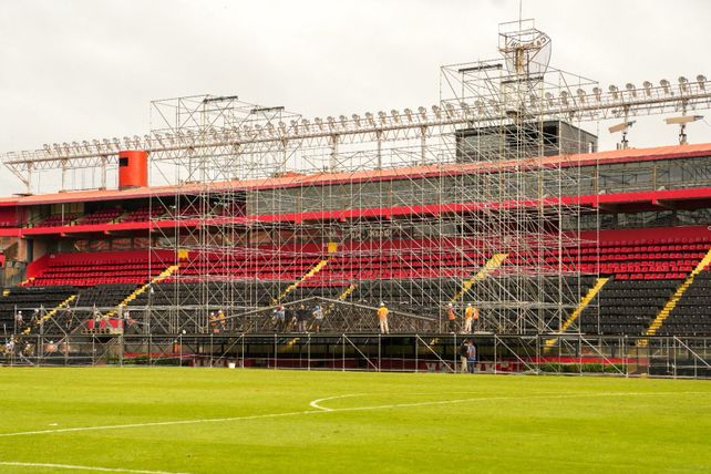 Montaje del escenario de La Renga en la cancha de Colón.