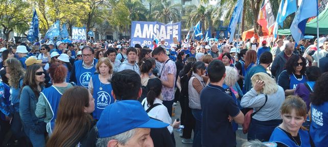 Masiva manifestación de gremios contra la reforma jubilatoria frente a la Legislatura