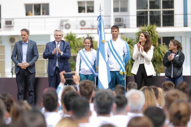 El presidente de la nación entregó la bandera a Rocío Sánchez Moccia y Agustín Vernice, los abanderados de Asunción 2022.  