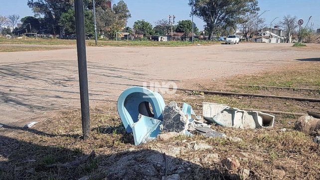 Un cruce que une dos barrios de la ciudad y que los vecinos denuncian en estado de abandono. 