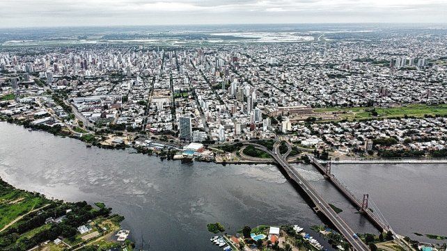 Captura aérea del Paraná y el Salado en la ciudad de Santa Fe con el nivel del río superando los cinco metros.
