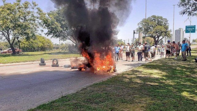 Pescadores interrumpiendo media calzada de la Ruta 168 en el ingreso al puente Oroño. Pescadores interrumpiendo media calzada de la Ruta 168 en el ingreso al puente Oroño.