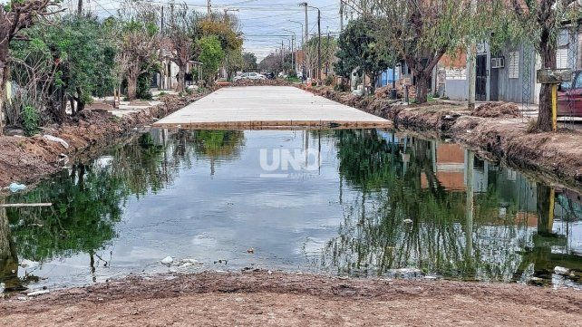 Los vecinos de barrio San Jos&eacute; conviven con el agua estancada producto de una obra de asfalto inconclusa.