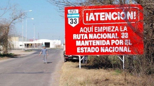 Carteles rojos y letras blancas para denunciar el 