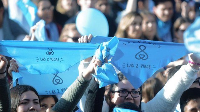 El pañuelo celeste es el símbolo del movimiento en contra de la legalización del aborto en Argentina.