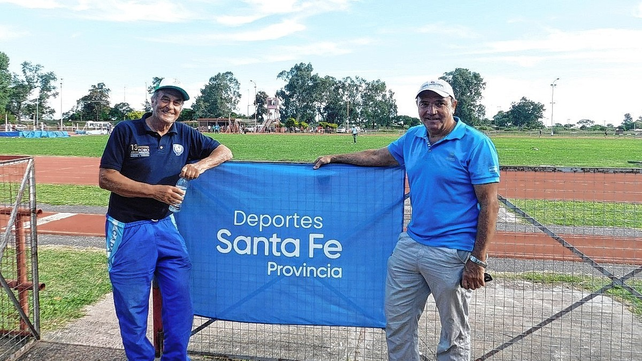 El director de deportes provincial, Ra&uacute;l Araya, junto al presidente de la Federaci&oacute;n Santafesina de Atletismo.&nbsp;