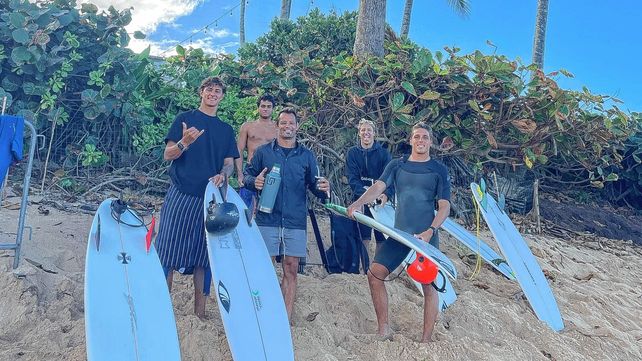 La banda argentina en Hawaii, incluidas tres joyas del semillero. Llegando su surfing a otro nivel.