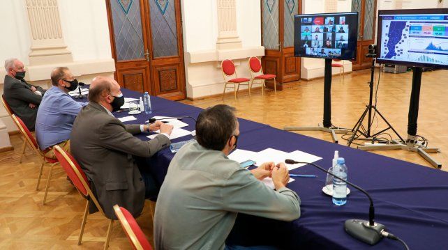 El gobernador Omar Perotti se reunió este lunes con intendentes y presidentes comunales
