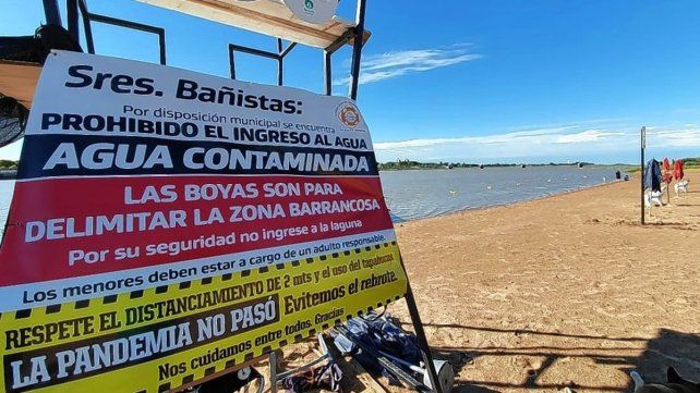 Las advertencias que se ponen en la playa para remarcarles la situación a los asistentes