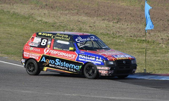 El galvense Brian Raimondi consiguió festejar en la intensa y pareja carrera en los Fiat 128 TZ.