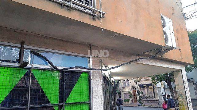 Los delincuentes rompieron el aire acondicionado al intentar ingresar al negocio.